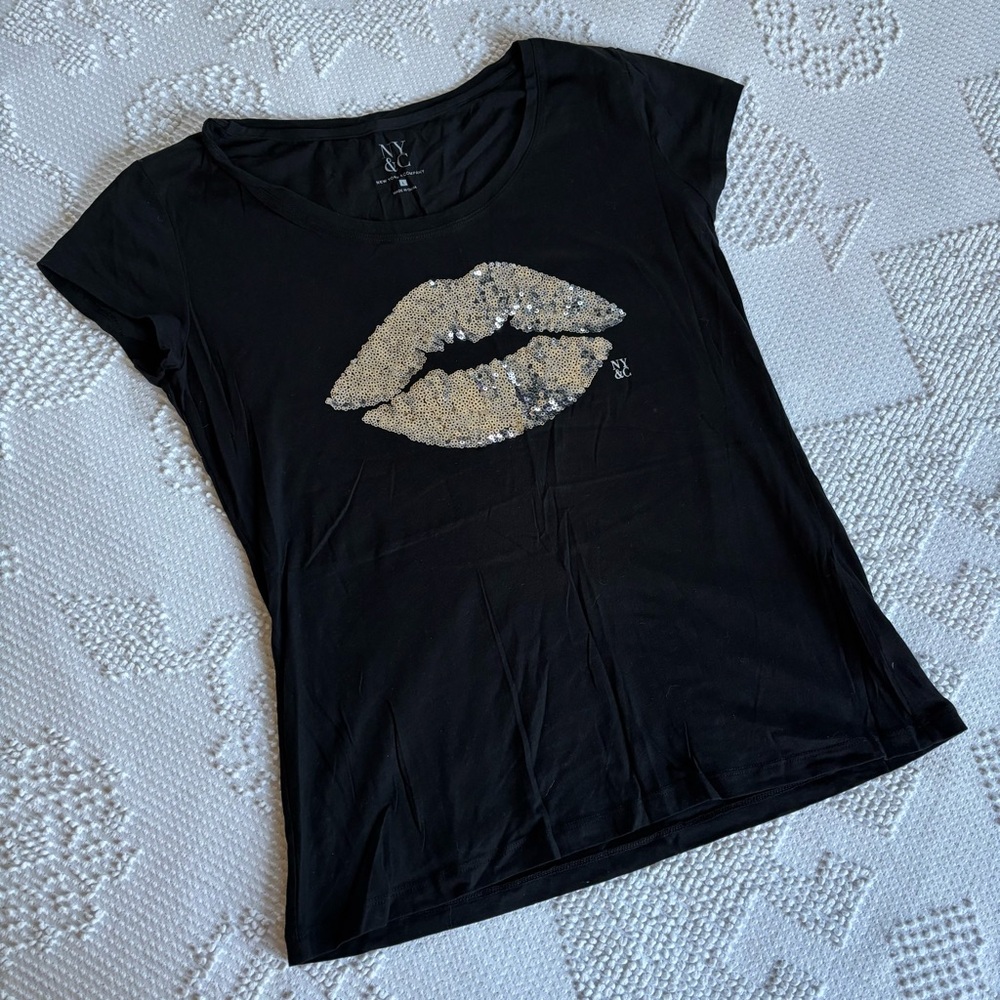 New York & Company women’s size large black short sleeve tee with sequin lips‎